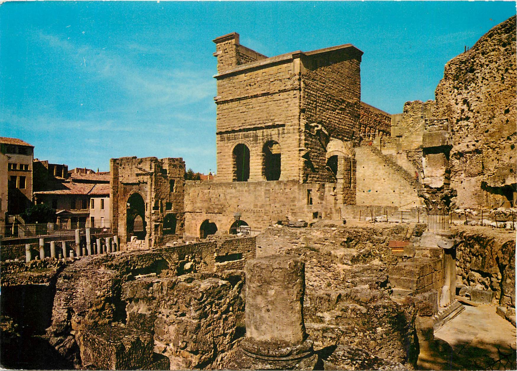 CPM Orange Vaucluse Vue sur les fond foulles de l'ancien gymnase au fond la grand Mur du Theatre Ant