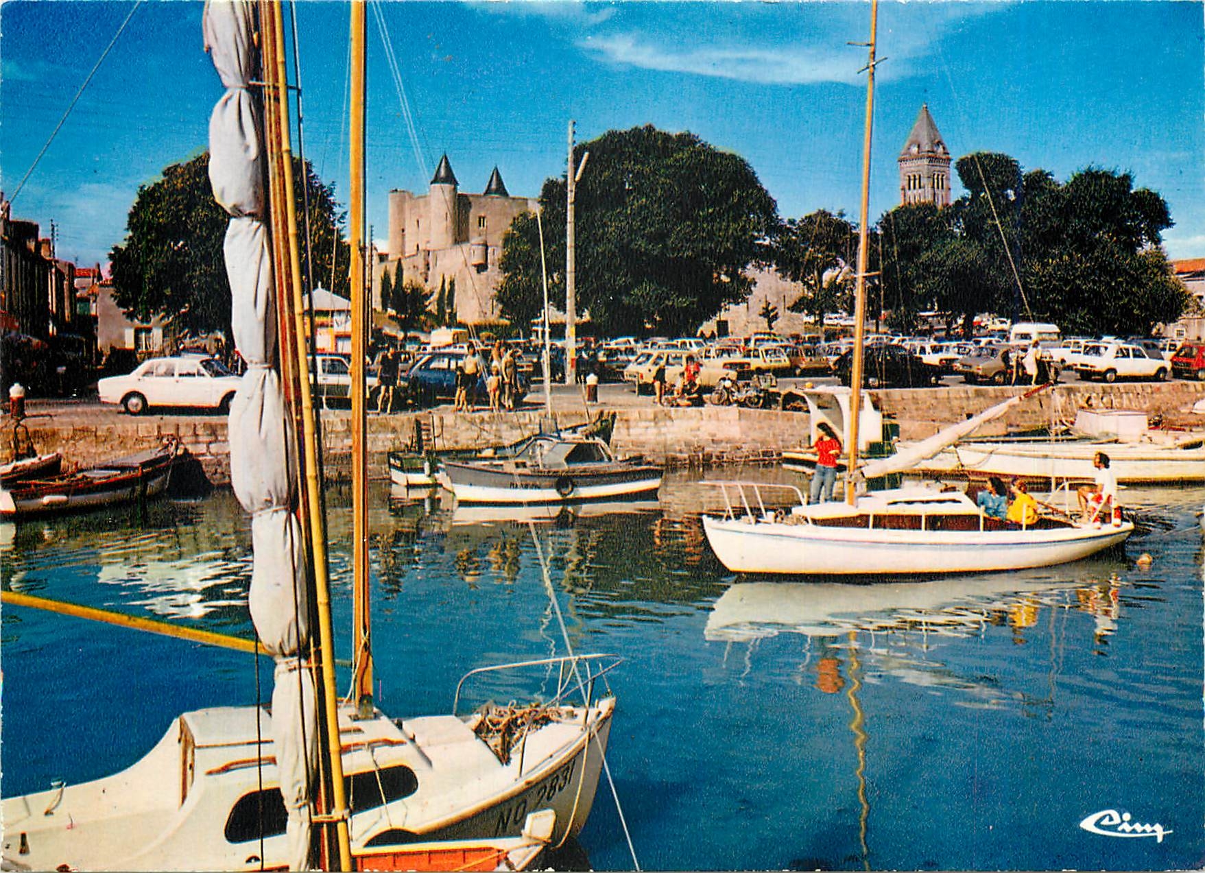 CPM Ile de Noirmoutier (Vendee) Le port et la place du Donjon