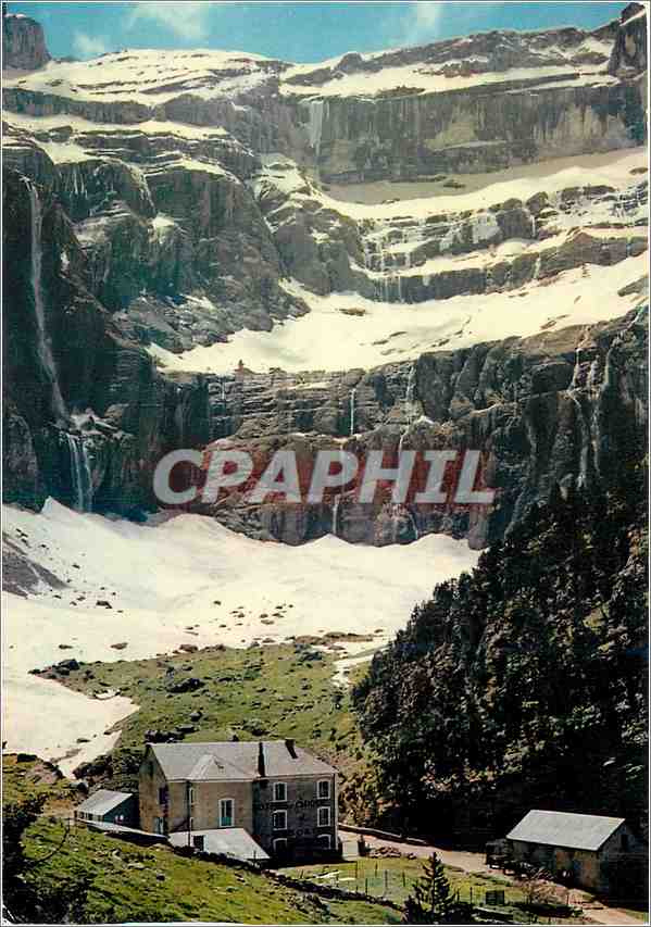 CPM Les Pyrenees Gavarnie (Hautes Pyrenees) Le cirque la grande cascade (422 m) et l'Hotel du Cirque