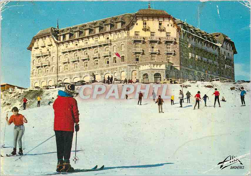 CPM Les Pyrenees Luchon Superbaneres (alt 1800 m) les champs de neige devant le Grand Hotel