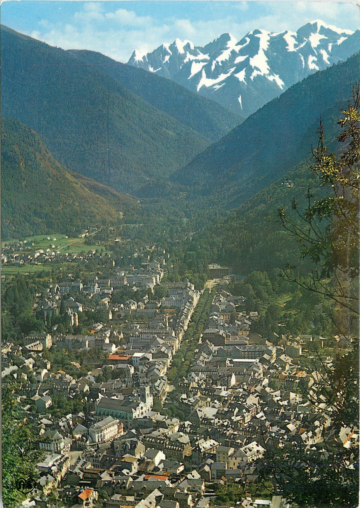 Luchon — vue générale avec le Vénasque en arrière-plan — Société des Cartes Postales APA-POUX