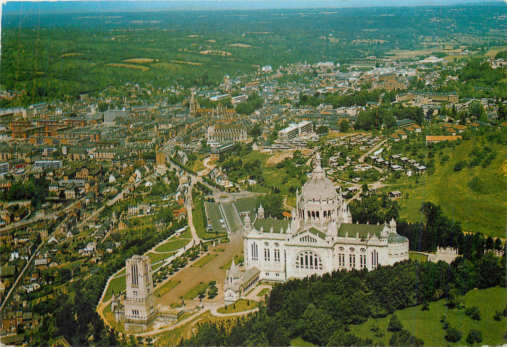 Lisieux (Calvados) — Vue aérienne de la Basilique et de la Ville — Les Éditions d'Auteuil
