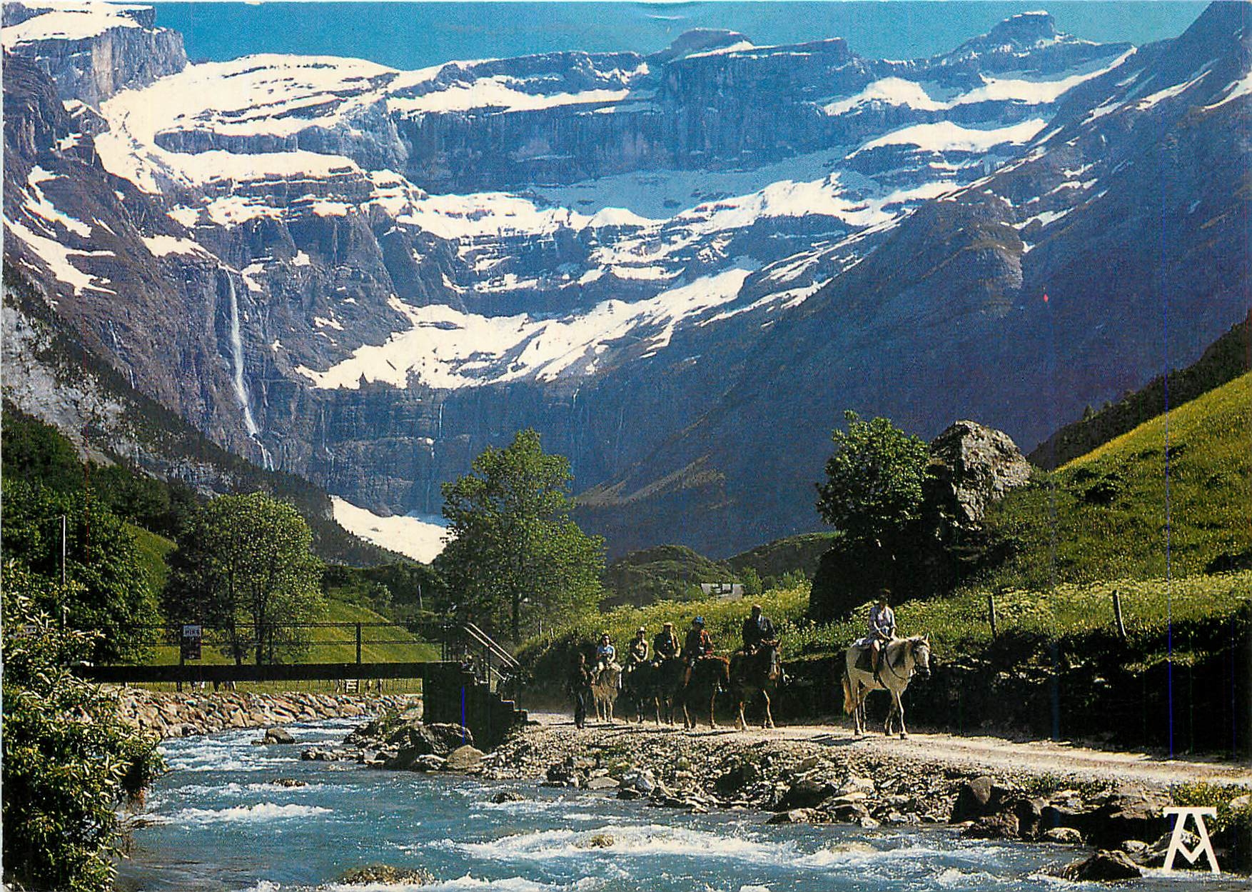 CPM Les Pyrenees Gavarnie Htes Pyrenees Le Cirque la Cascade et le Gave vus du Village