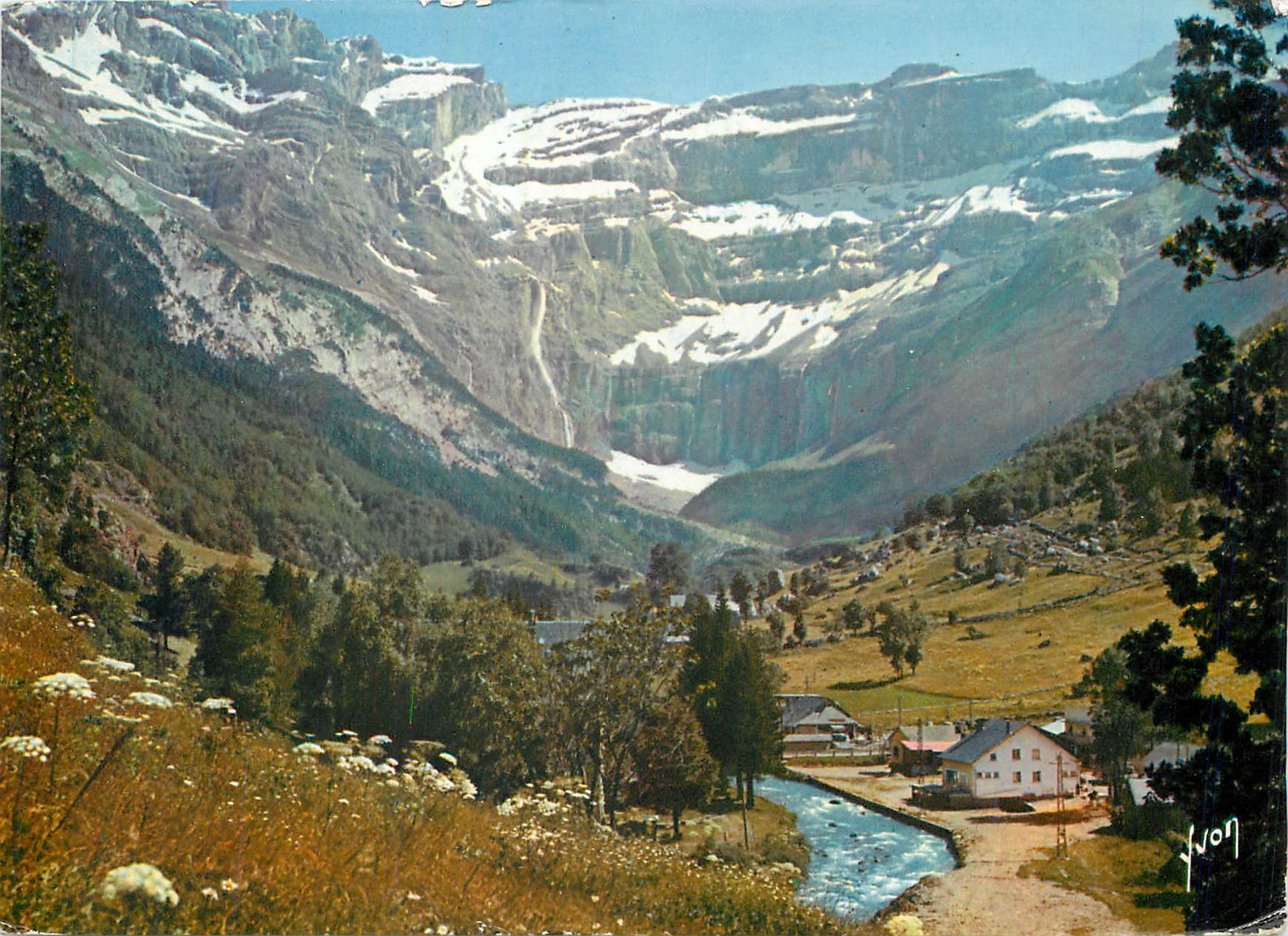 CPM Les Pyrenees Gavarnie (H P) Le Village et le Cirque