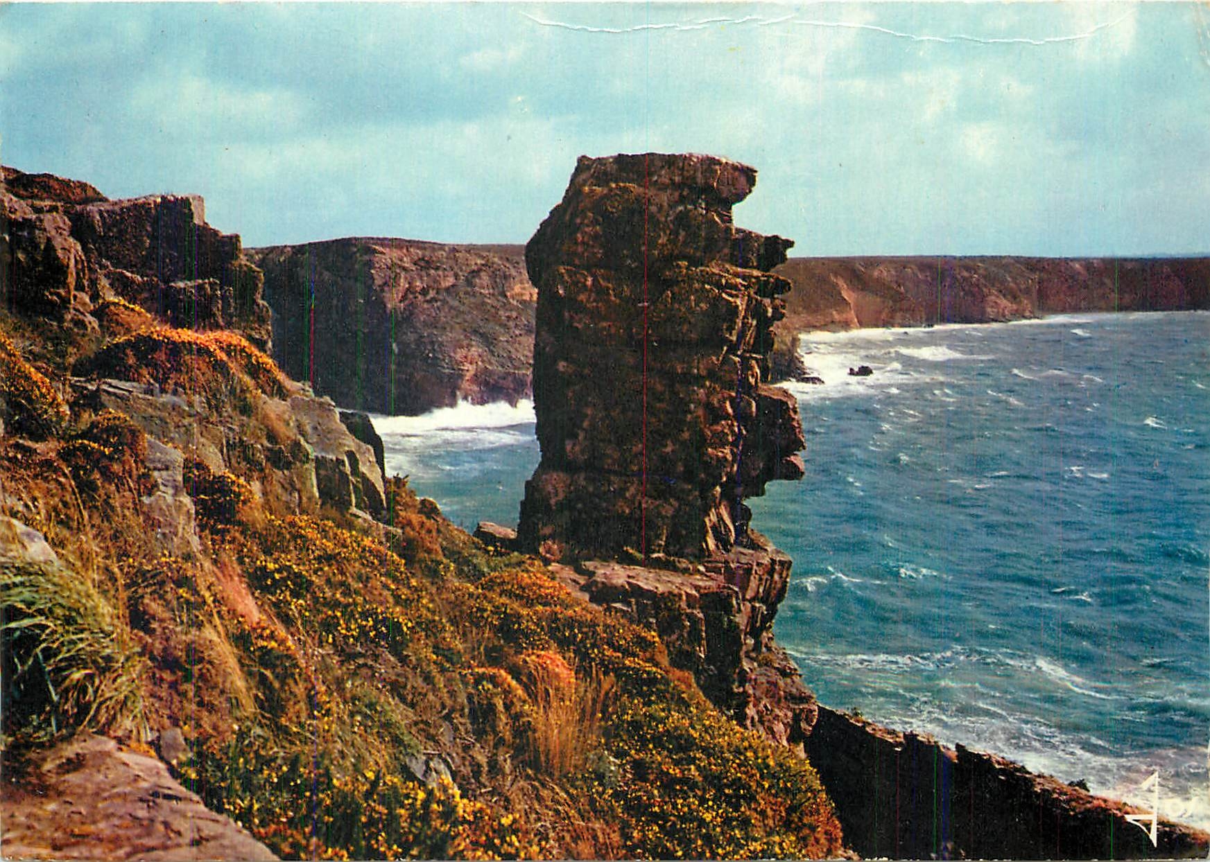 CPM La Bretagne en couleurs le Cap Frehel (C du N) Etrange rocher surl a cote ouest du Cap Frehel