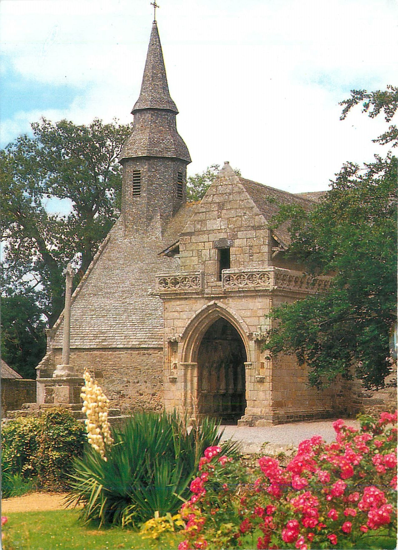 CPM La Bretagne en Couleur Kermaria en Isquit (Cote d'Armor) et porche du XIVe s