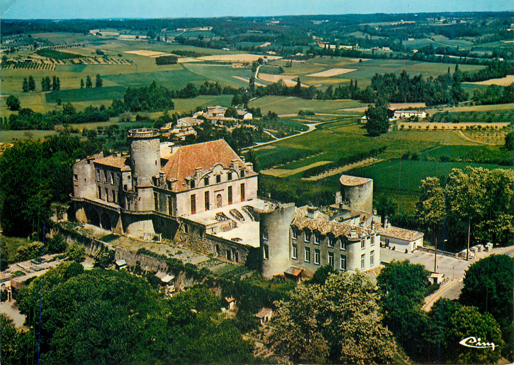 CPM Duras (L et Gar) Vue aerienne le chateau (XVe s) demeure des ancient ducs