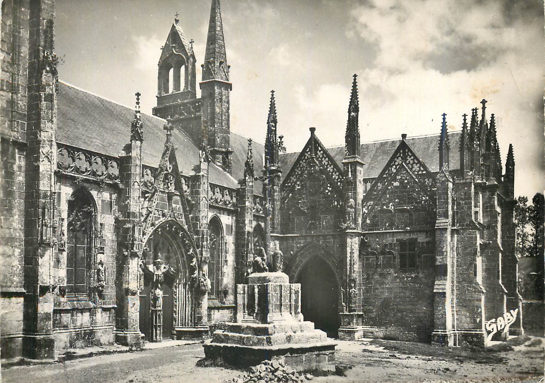 CPM Le Folgoet (Finistere) La Basilique N D Consacree en 1419