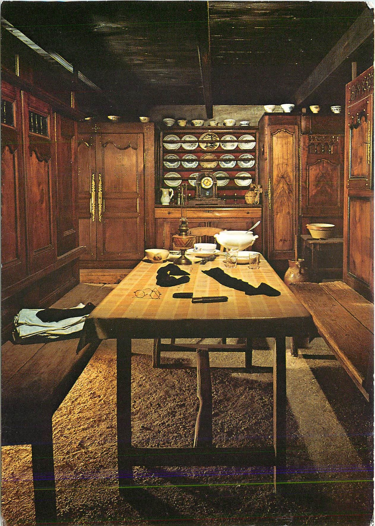 CPM Interieur d'une Salle commune vers 1930 a Goulien (Finistere)