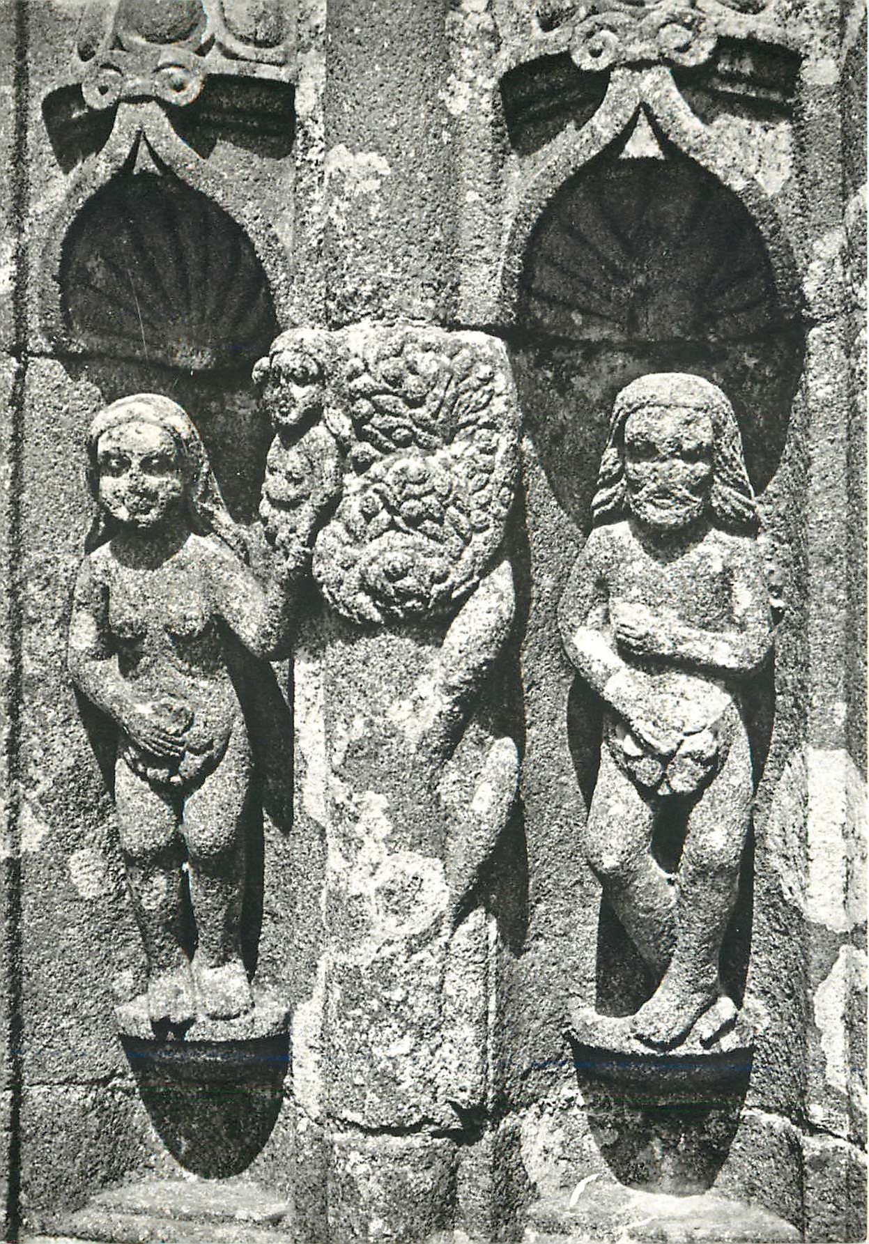 CPM Guimilau Adam et Eve sculpture du porche (XVIe s)