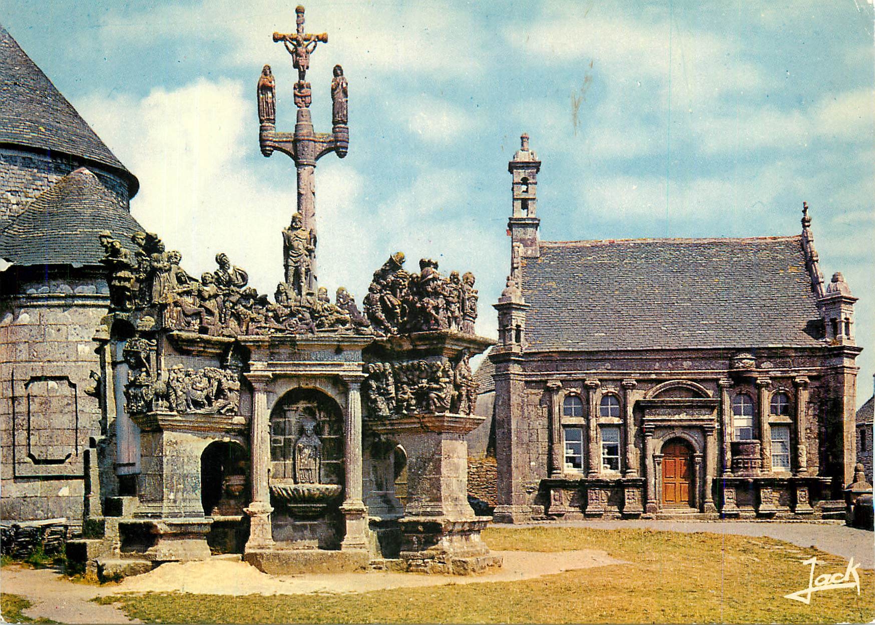 CPM Guimiliau Le Calvaire et la chapelle ossuaire (XVIe et XVII)