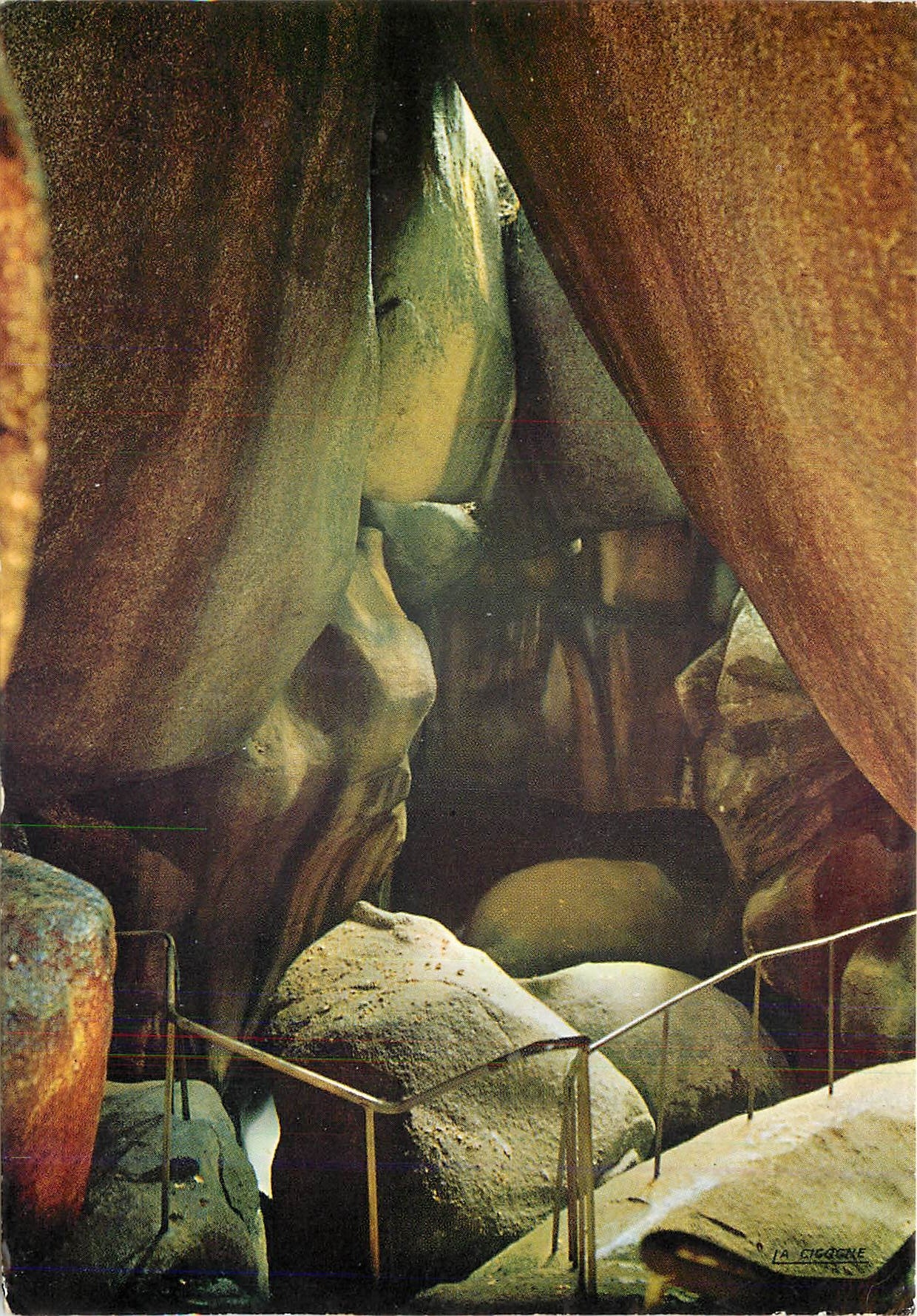 CPM Huelgoat (Finistere) La grotte du Diable