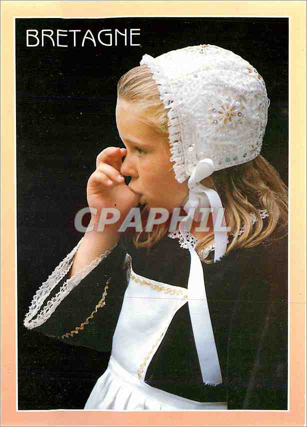 CPM Folklore de Bretagne Filette en Costume de Plonevez du Faou