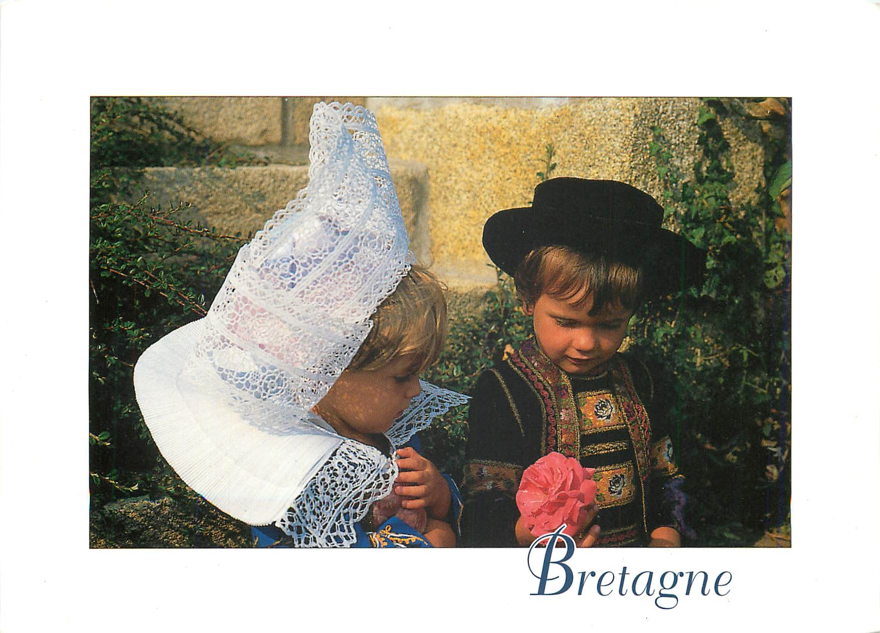 CPM Couleurs de Bretagne Jeune couple en Costume de Fouesnant