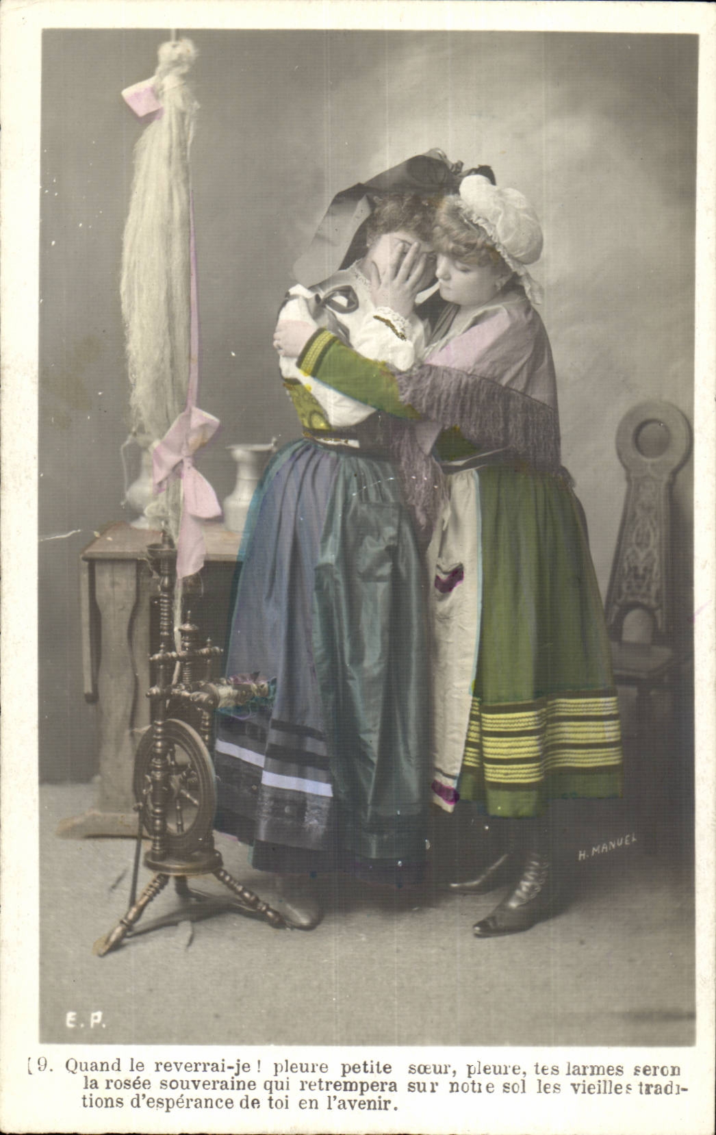 Deux jeunes femmes en tenue traditionnelle — H. MANUEL — E.P.