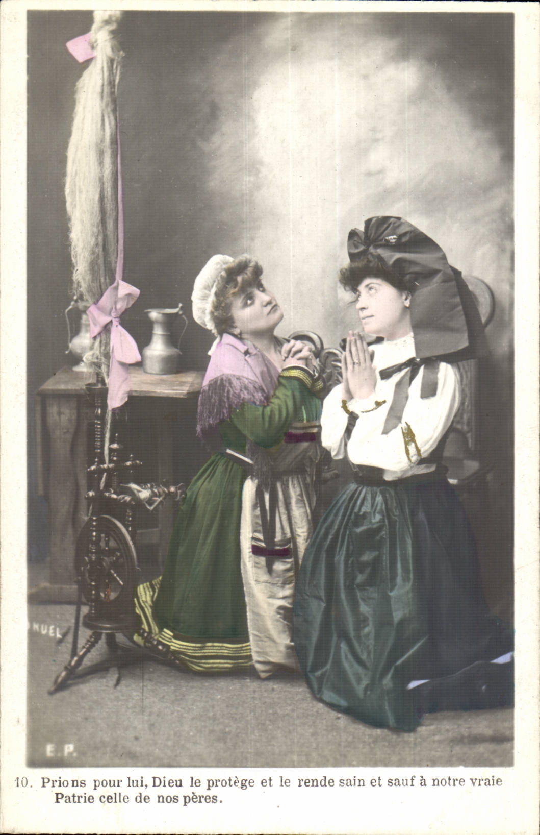 Deux femmes en prière — scène patriotique — E.P. Manuel, n°10