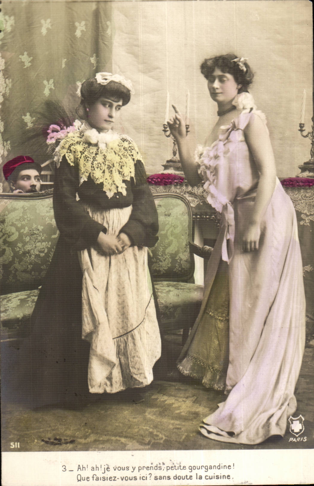 Deux jeunes femmes en tenue d'époque — scène humoristique — Paris, n° 511