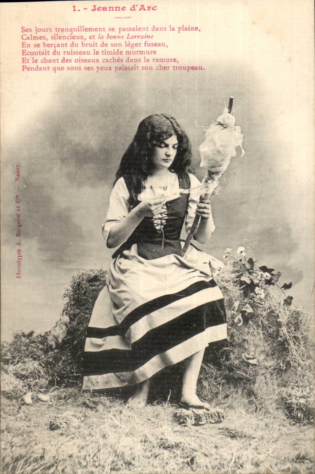 Jeanne d'Arc — jeune femme en robe à rayures assise dans un paysage — Phototype A. Bergeret et Cie, Nancy