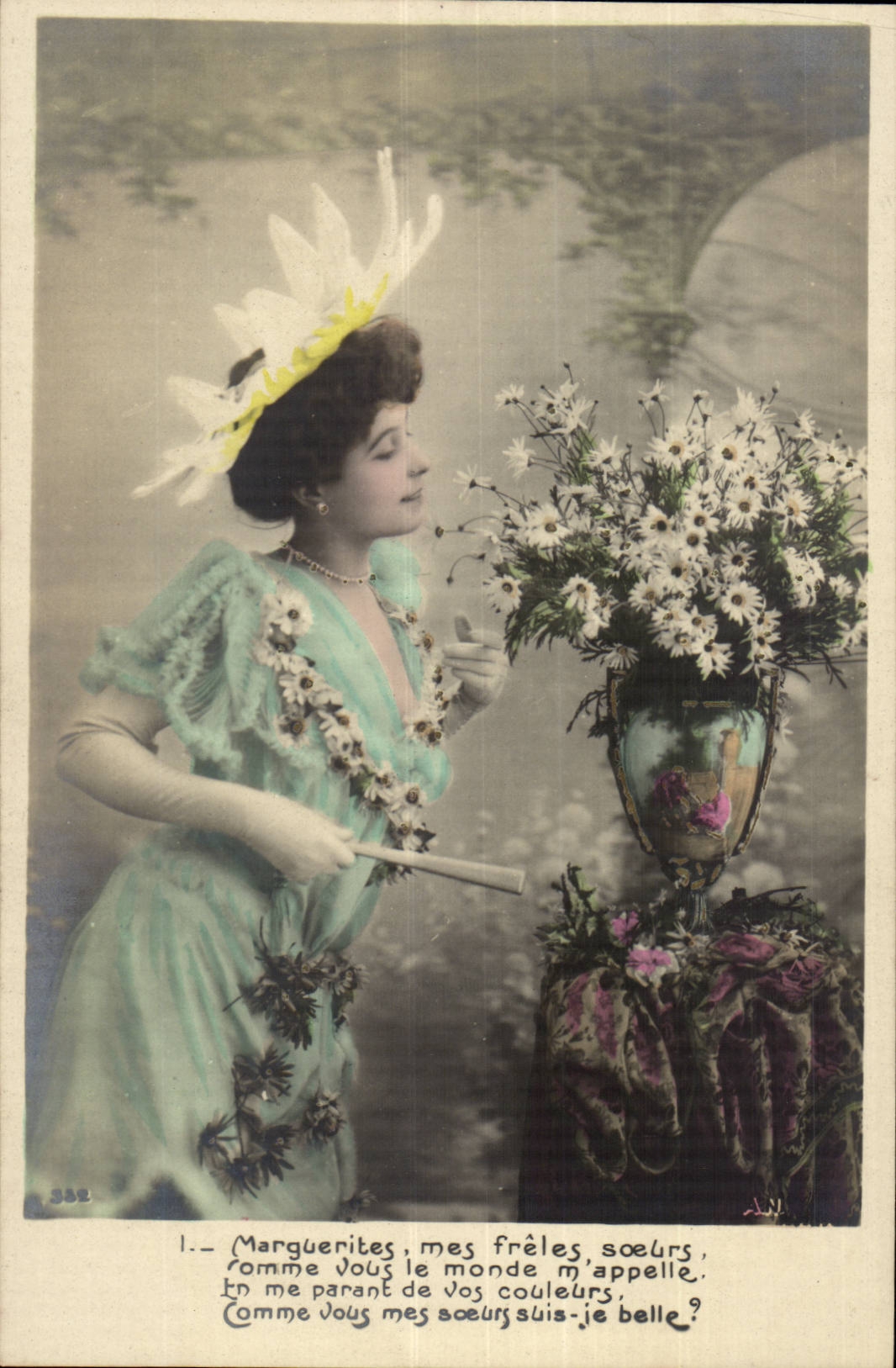 Femme en robe bleue et chapeau de marguerites — Marguerites, mes frères, soeurs, comme vous le monde m'appelle, en me parlant de vos couleurs, comme vous mes soeurs suis-je belle ? — éditeur A.L.N., n° 382
