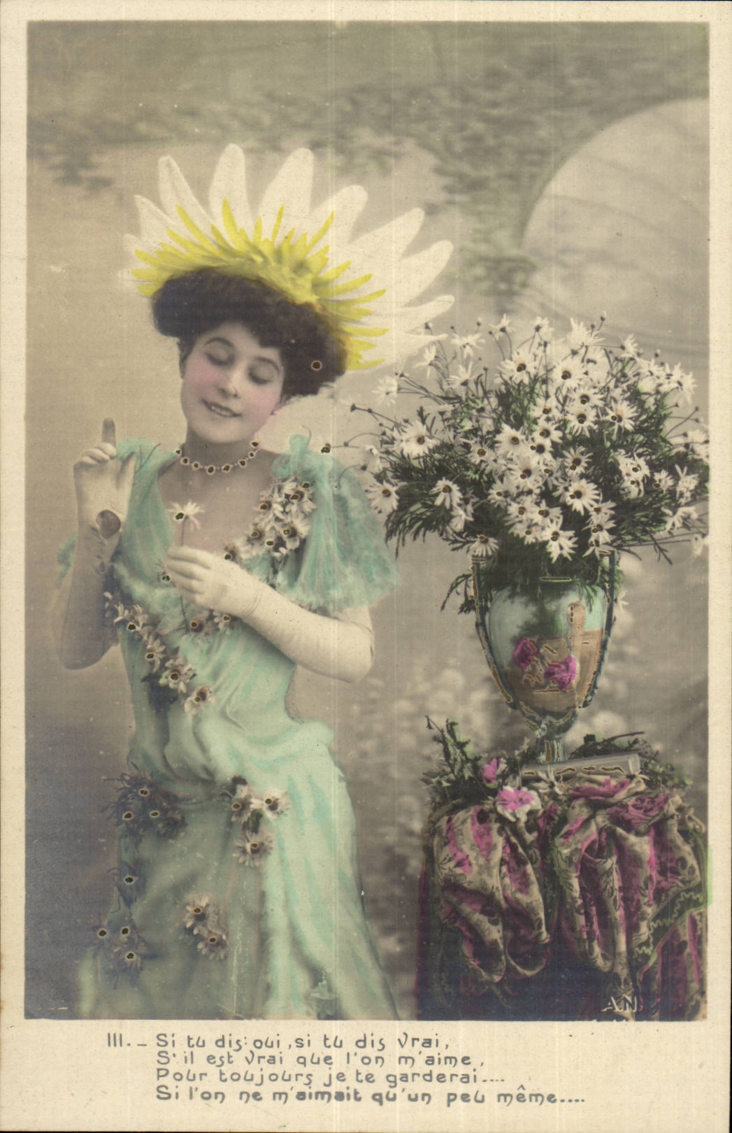 Femme en robe bleue et chapeau de marguerites — texte poétique — éditeur anonyme, n° III