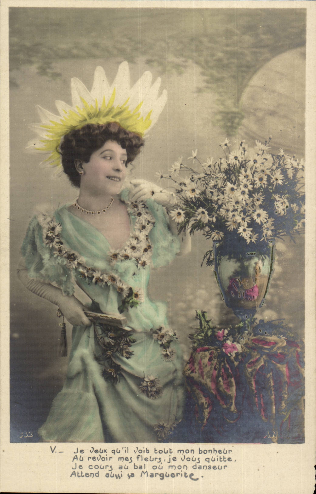 Femme en robe bleue et couronne de marguerites — V. Je veux qu'il voit tout mon bonheur — éditeur J32