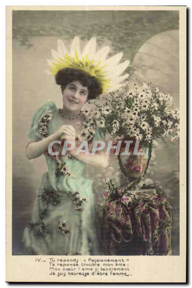 Femme en robe fleurie avec couronne de marguerites — série IV — éditeur non identifié