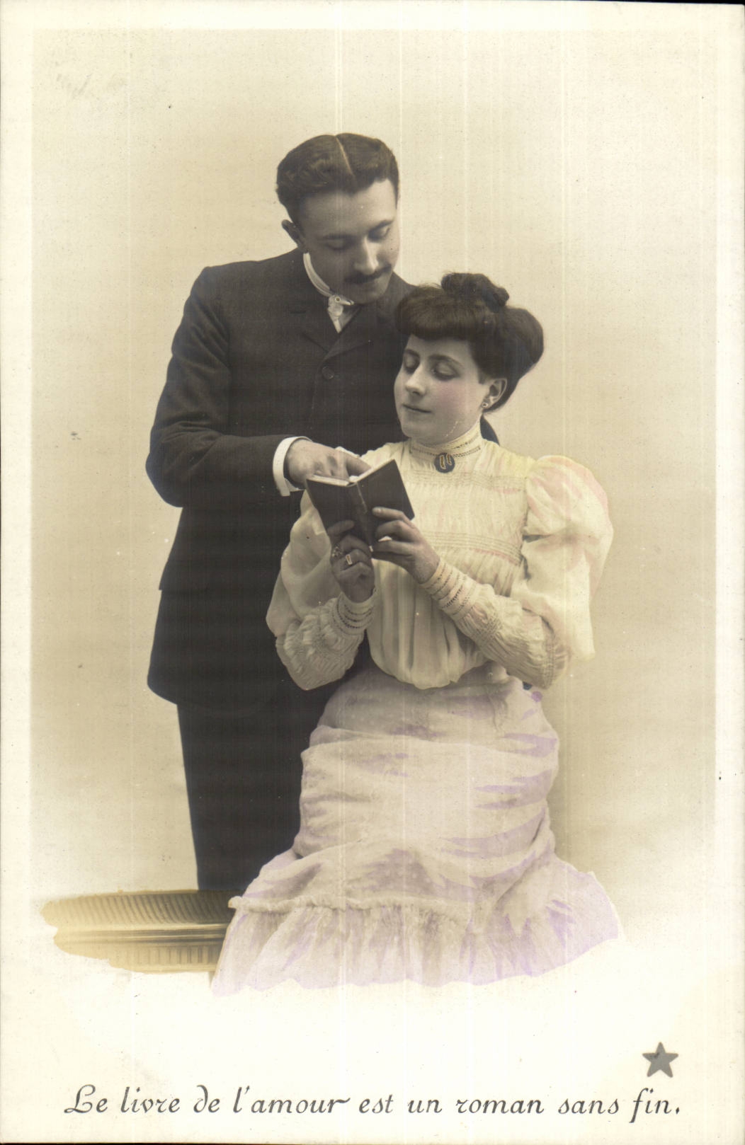 Un couple lisant ensemble — Le livre de l'amour est un roman sans fin — Série N 900