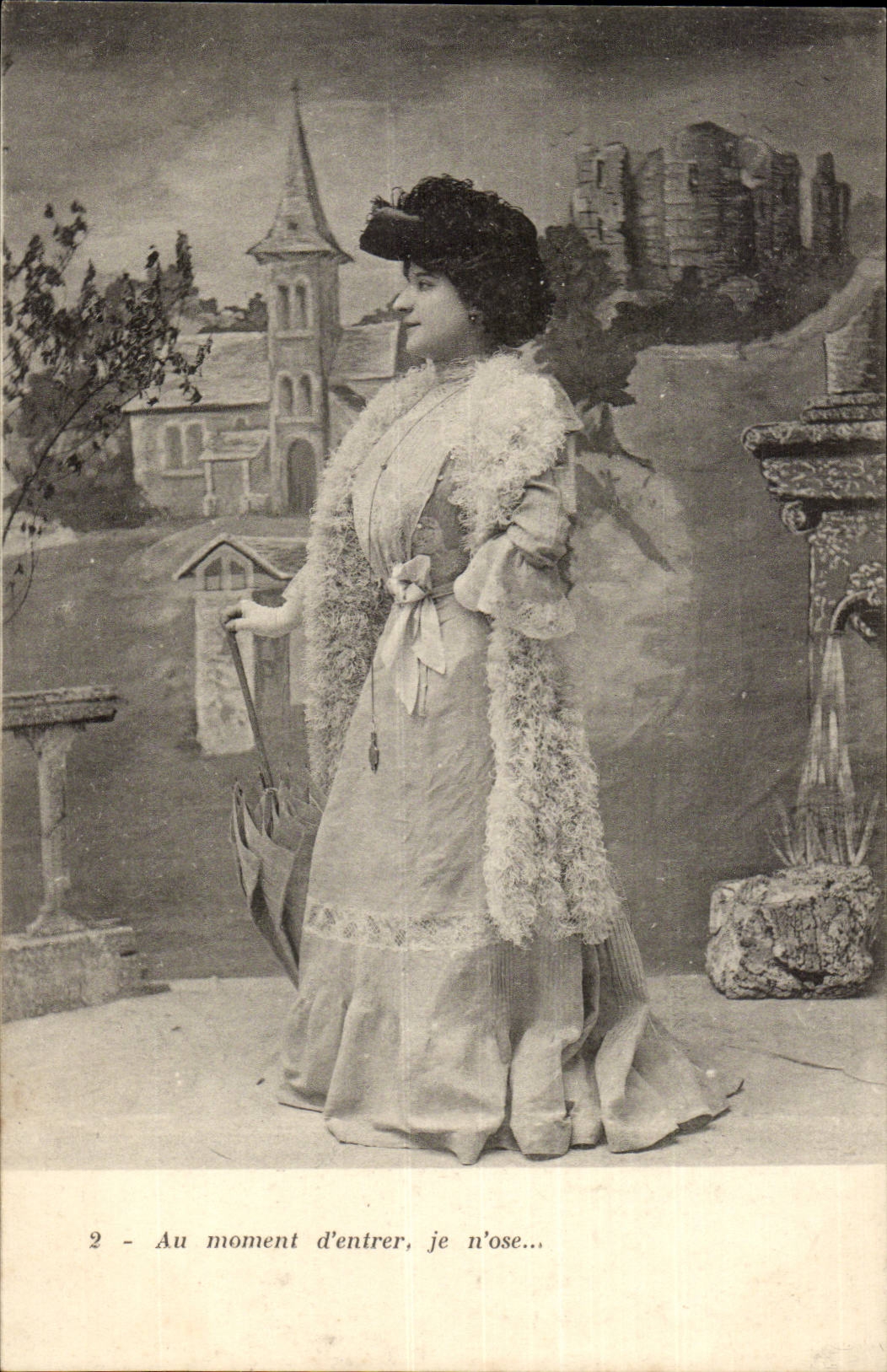Femme en robe et manteau fourré — scène de théâtre avec église et ruines — série 2