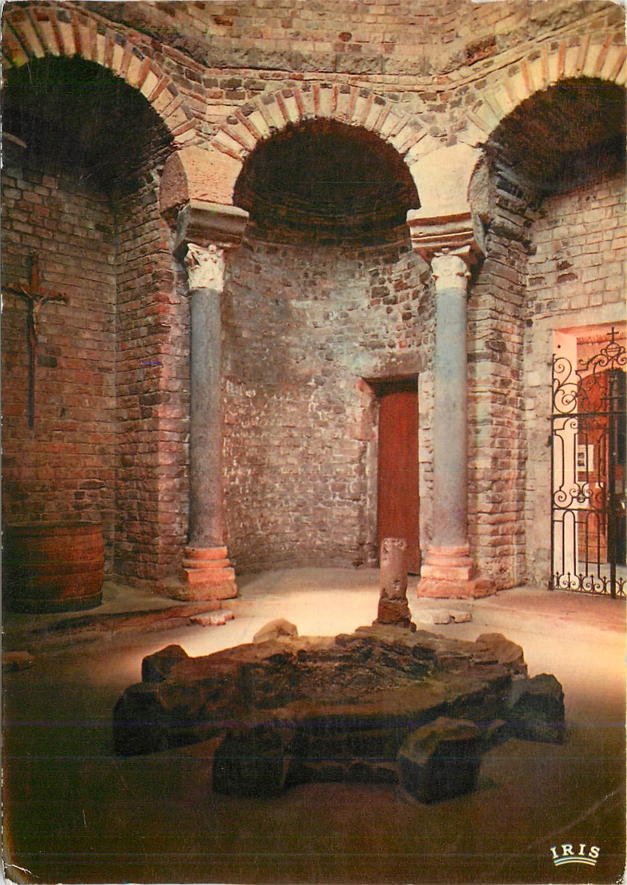 CPM Frejus (Var) La Cathedrale l'interieur du Baptistere (Ve s)