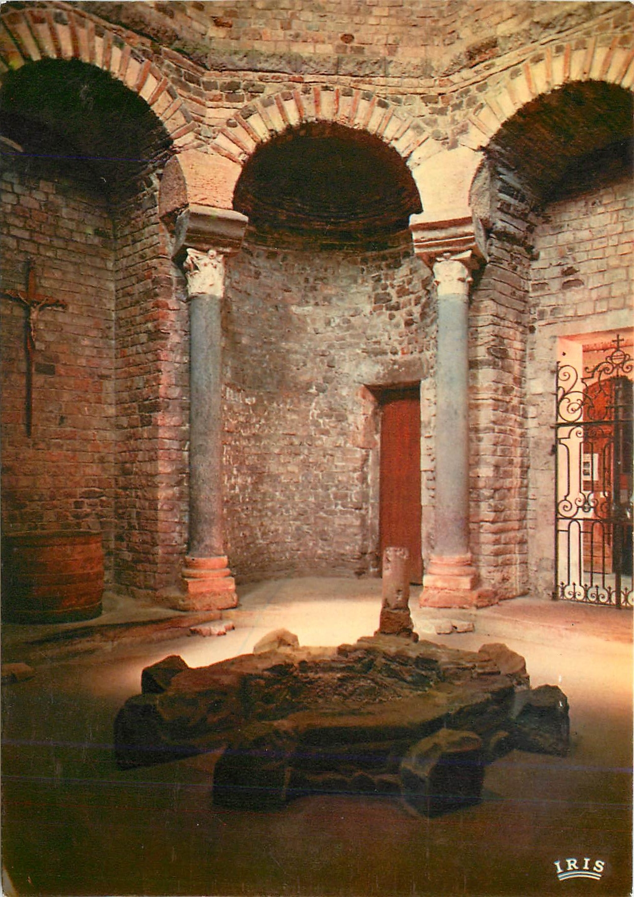 CPM Frejus (Var) La Cathedrale l'Interieur du Baptistere (Ve s)