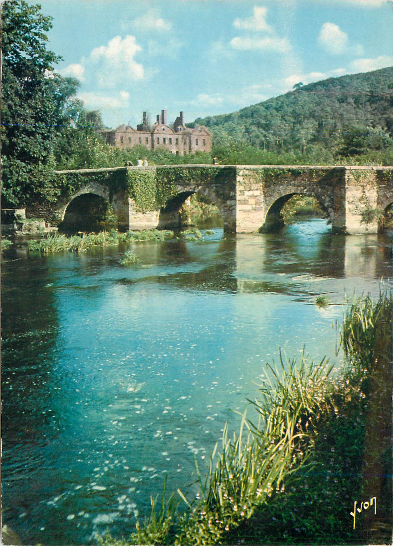 CPM La Bretagne pittoresque le Blavet coulant dans les Gorges de Daoulas et l'Abbaye de Bon Repos