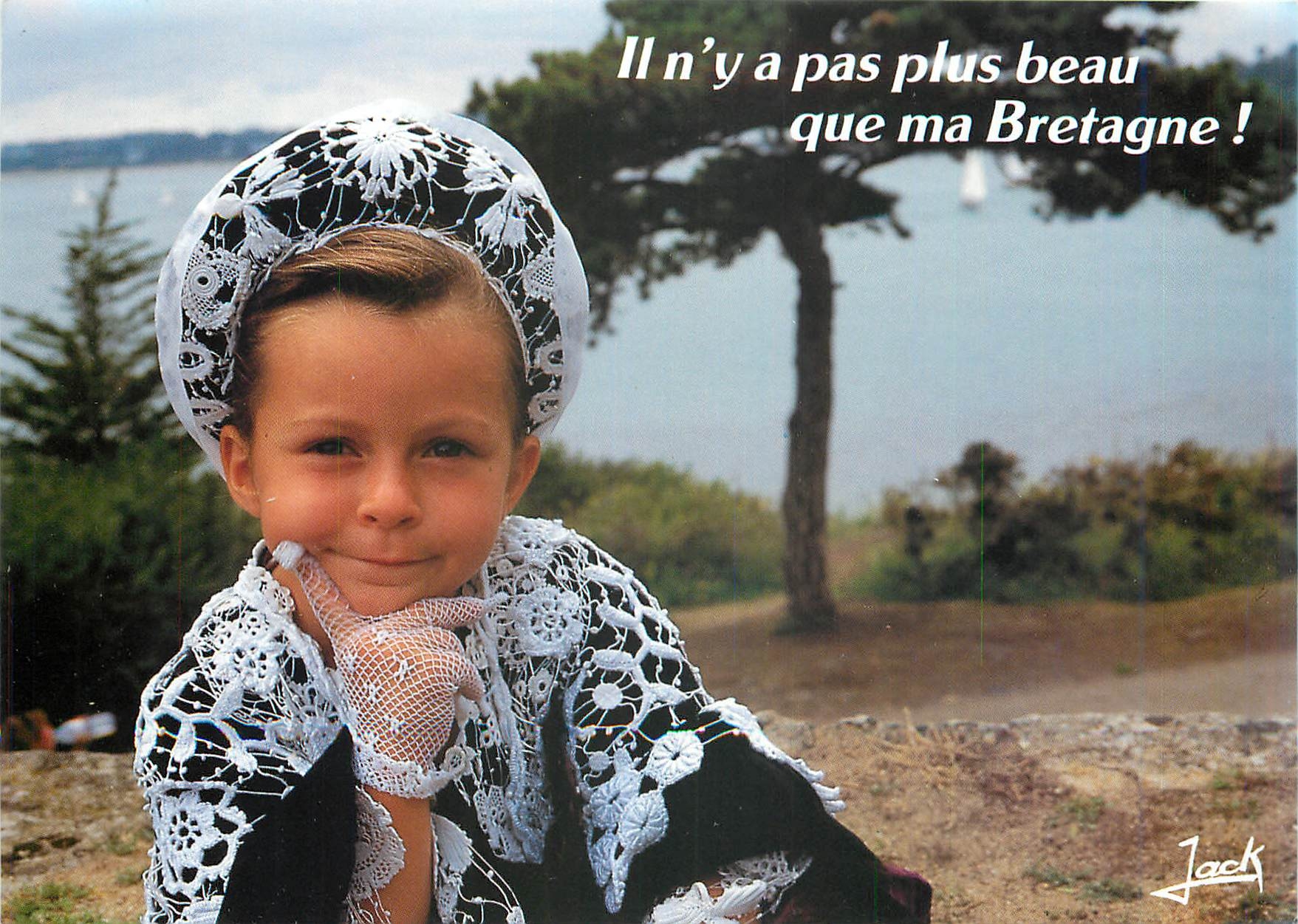 CPM Couleurs de Bretagne Fillette en costume de l'Ile aux Moines