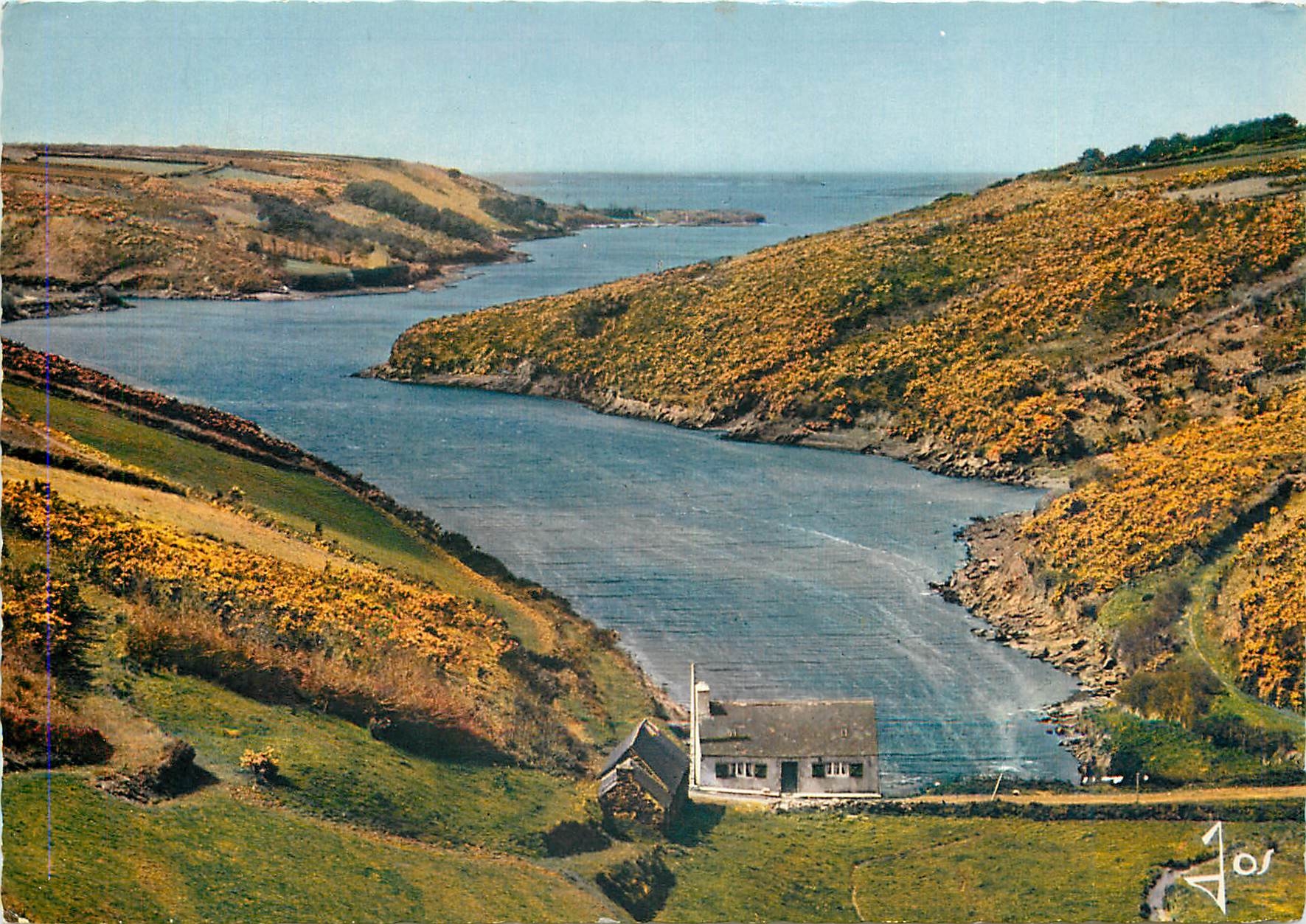 CPM La Bretagne en couleurs le vallon pittoresque de l'Aber Wrac'h sur la route entre Lannilis et Pl