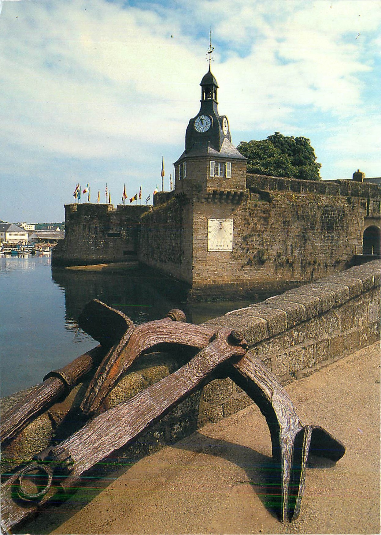 CPM La Bretagne en Couleurs Concarneau (Finistere) l'entree de la ville close
