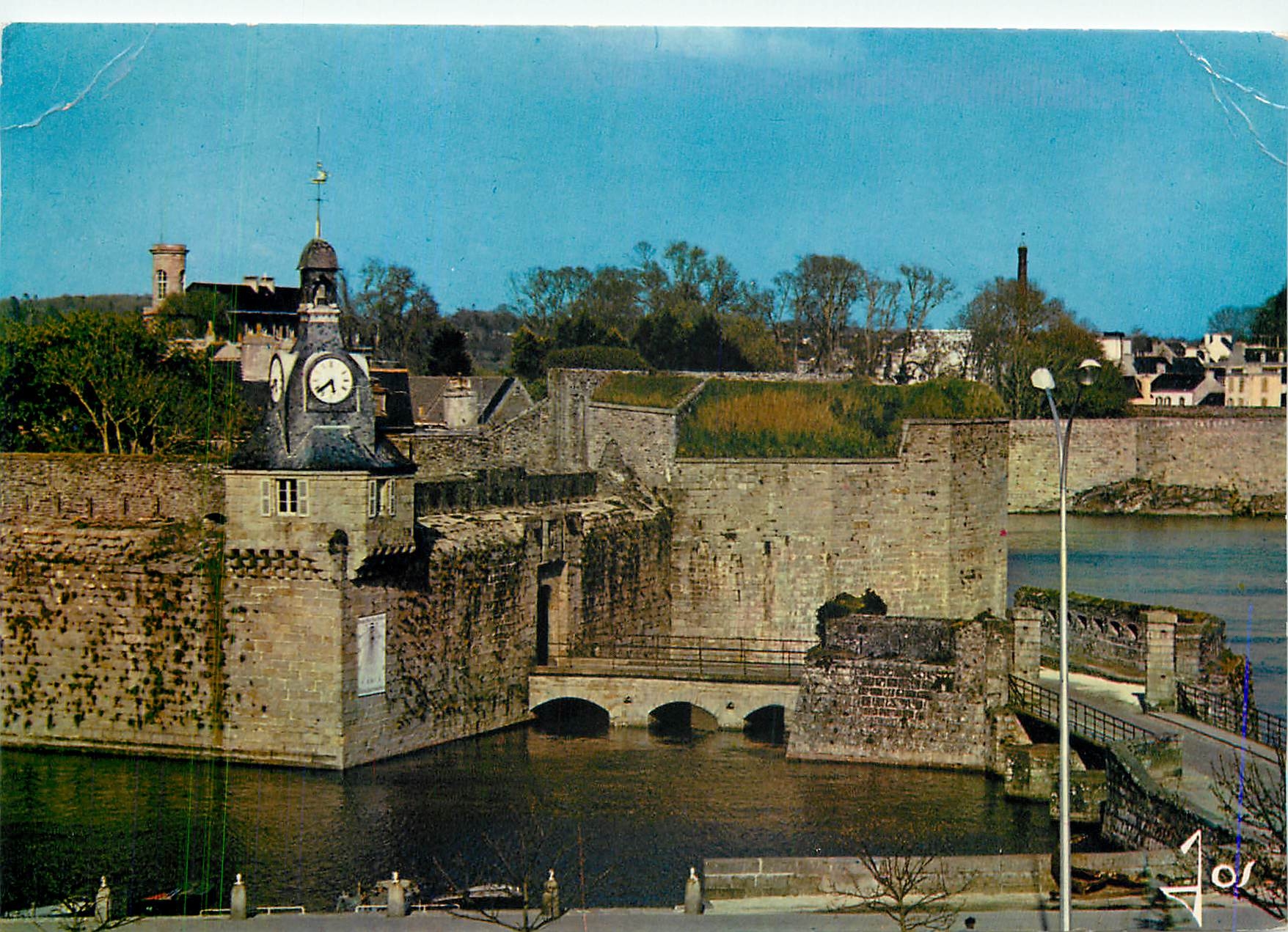 CPM Concarneau (Finistere) Vue plongeante sur la ville Close