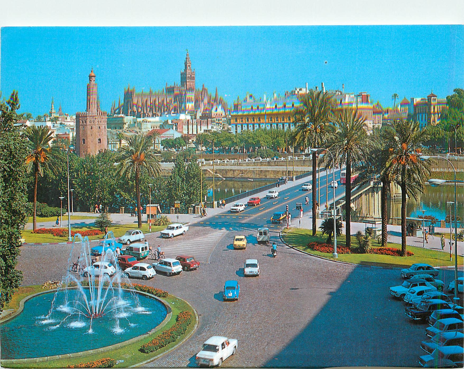 CPM Sevilla Place de Cube et vue partielle