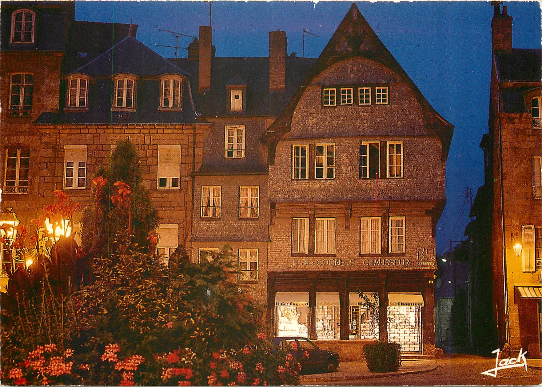 CPM Guingamp (Cotes d'Armor) Vieilles maisons de la place du Centre