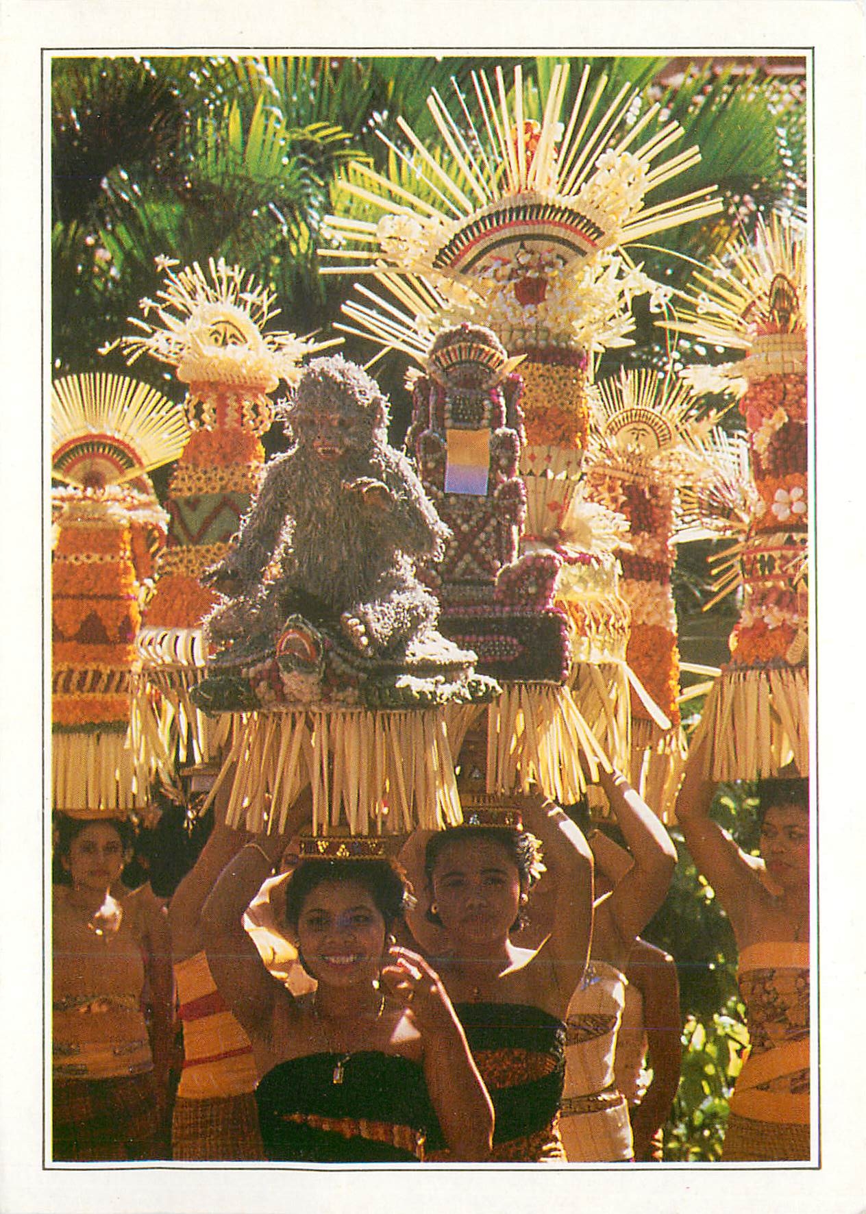 CPM Indonesie Bali Femmes portant des offrandes