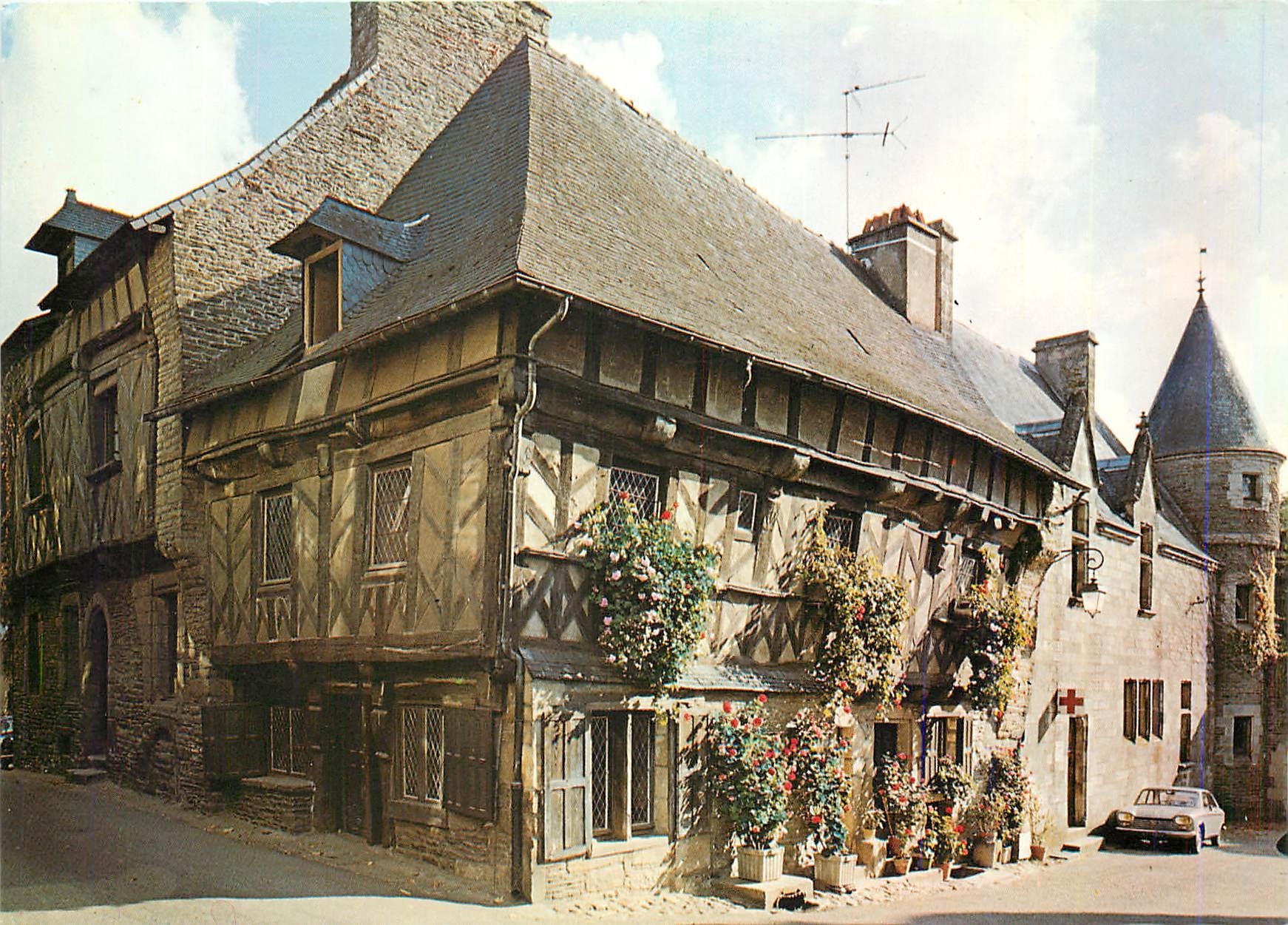 CPM La Bretagne Pittoresque Josselin les vieilles Maisons XVIe et XVIIe s pres de la Seconde entree 