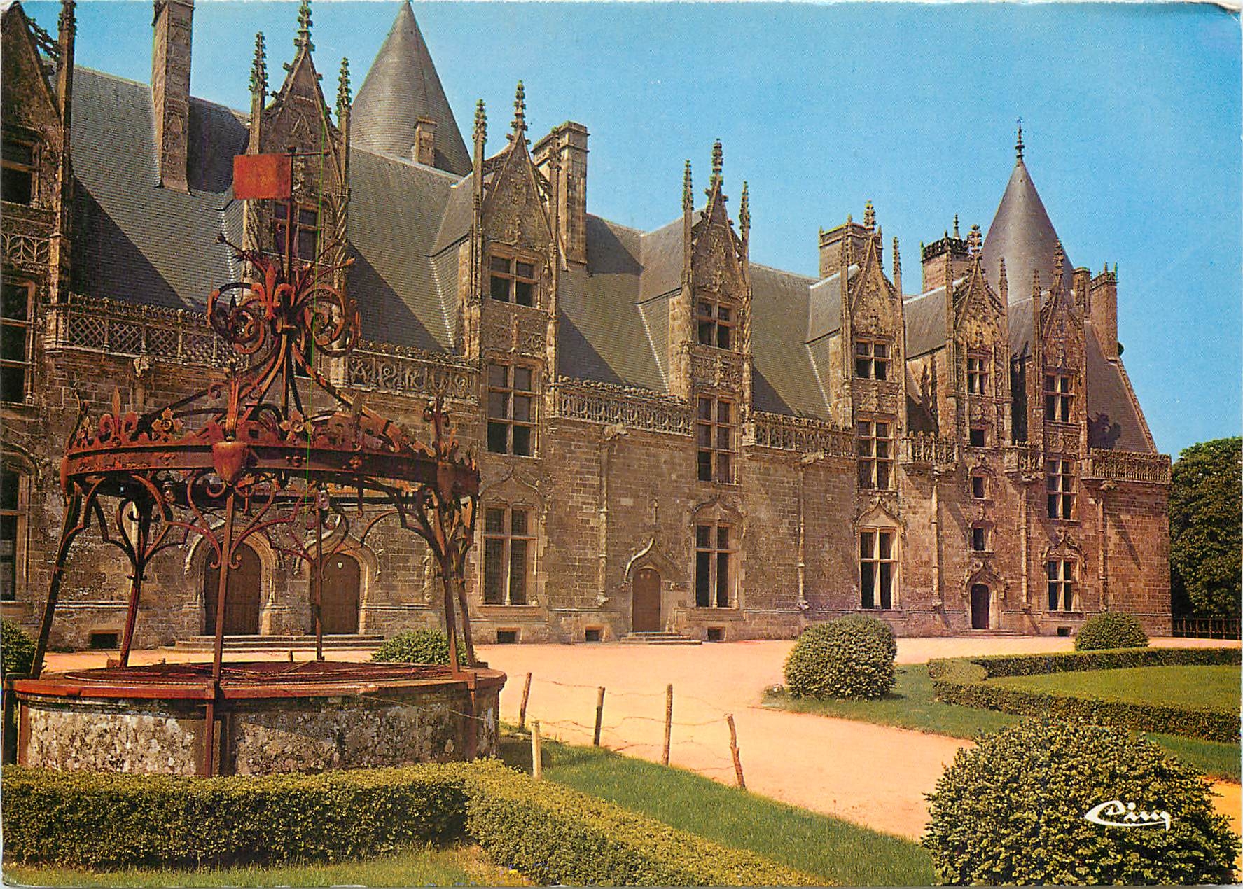 Josselin (Morbihan) — cour intérieure du château et le puits — Combier Imprimeur Mâcon