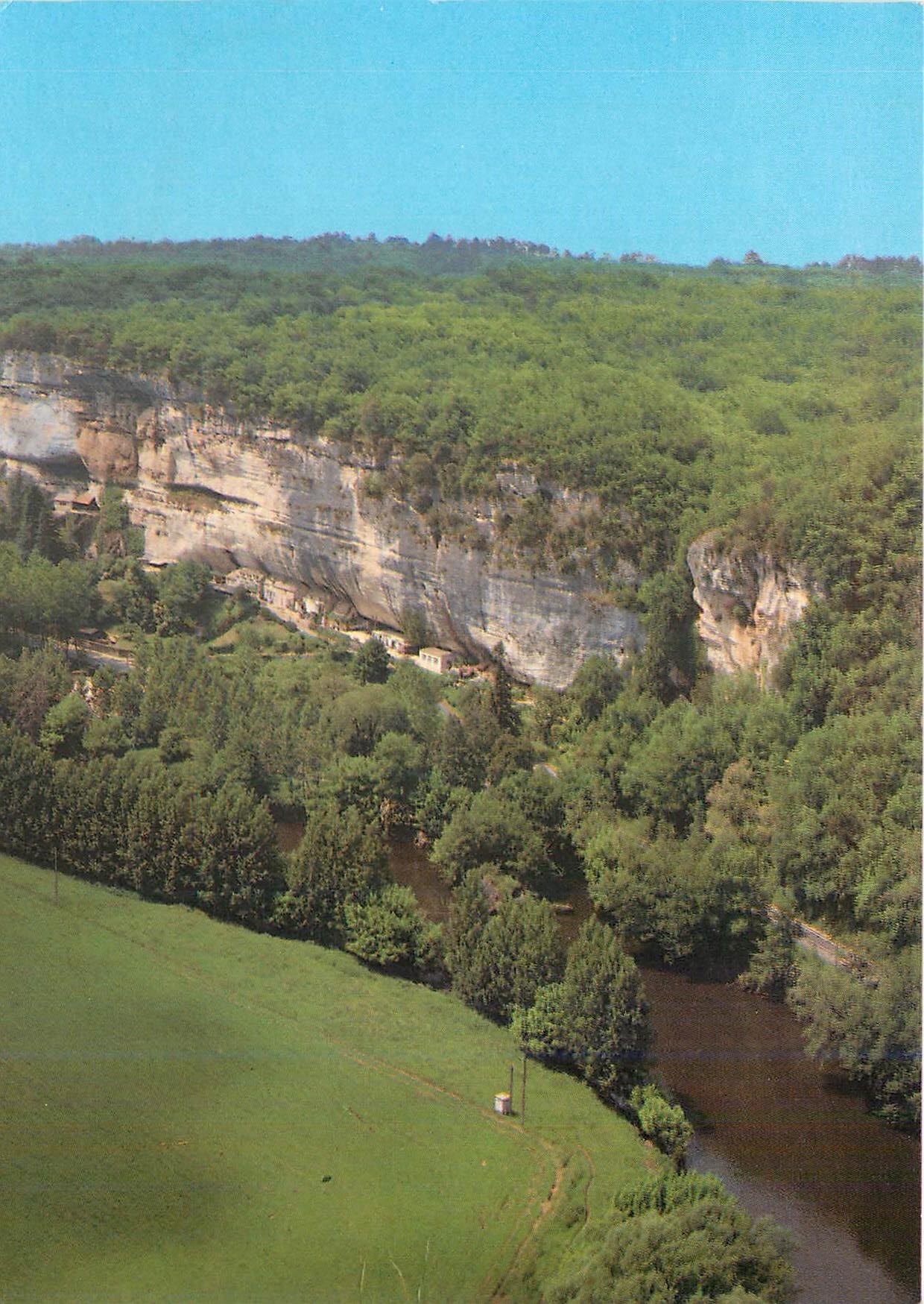 CPM Les Eyzies de Tayac (Dordogne) vue d'ensemble du rocher de la grotte