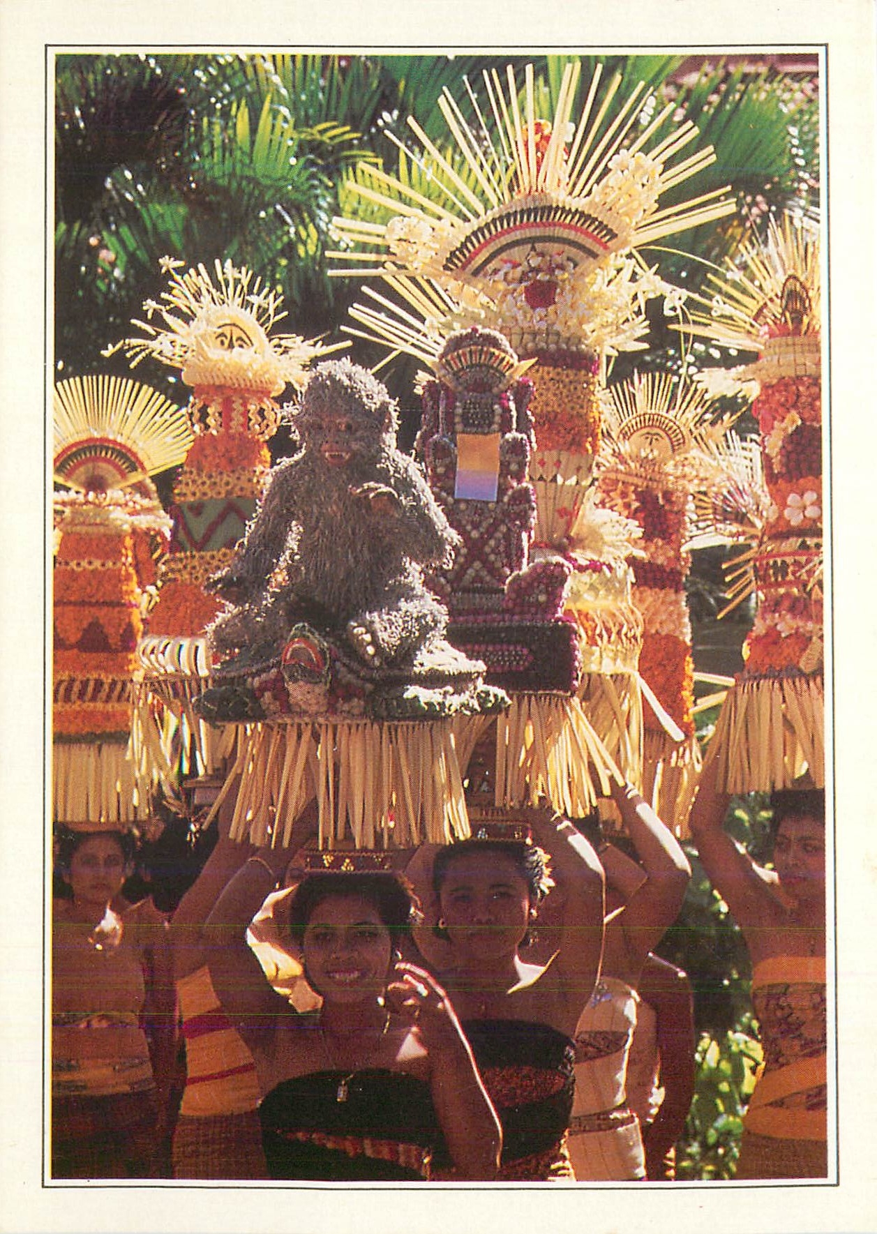 CPM Indonesia Bali femmes portant des offrandes