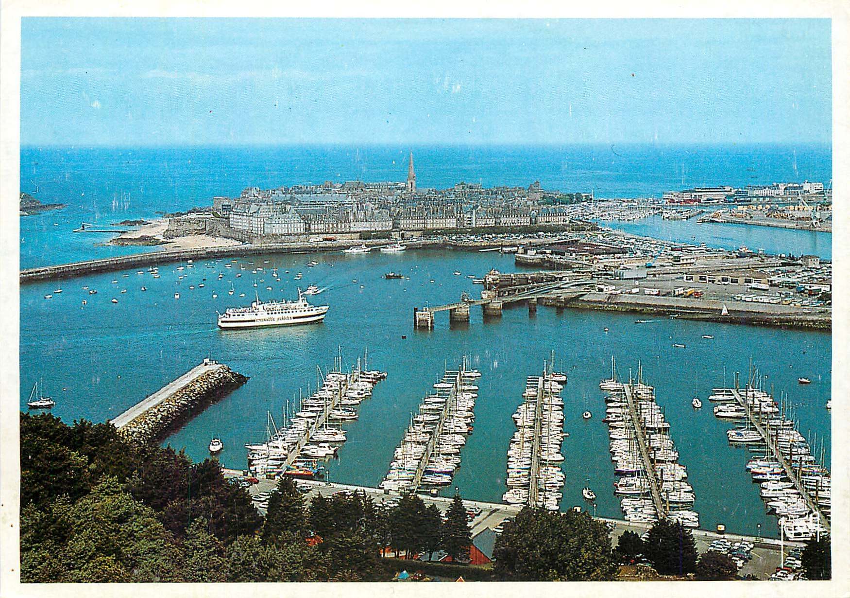 Saint-Malo — Port de Saint-Servan — Photo aérienne R. Busch