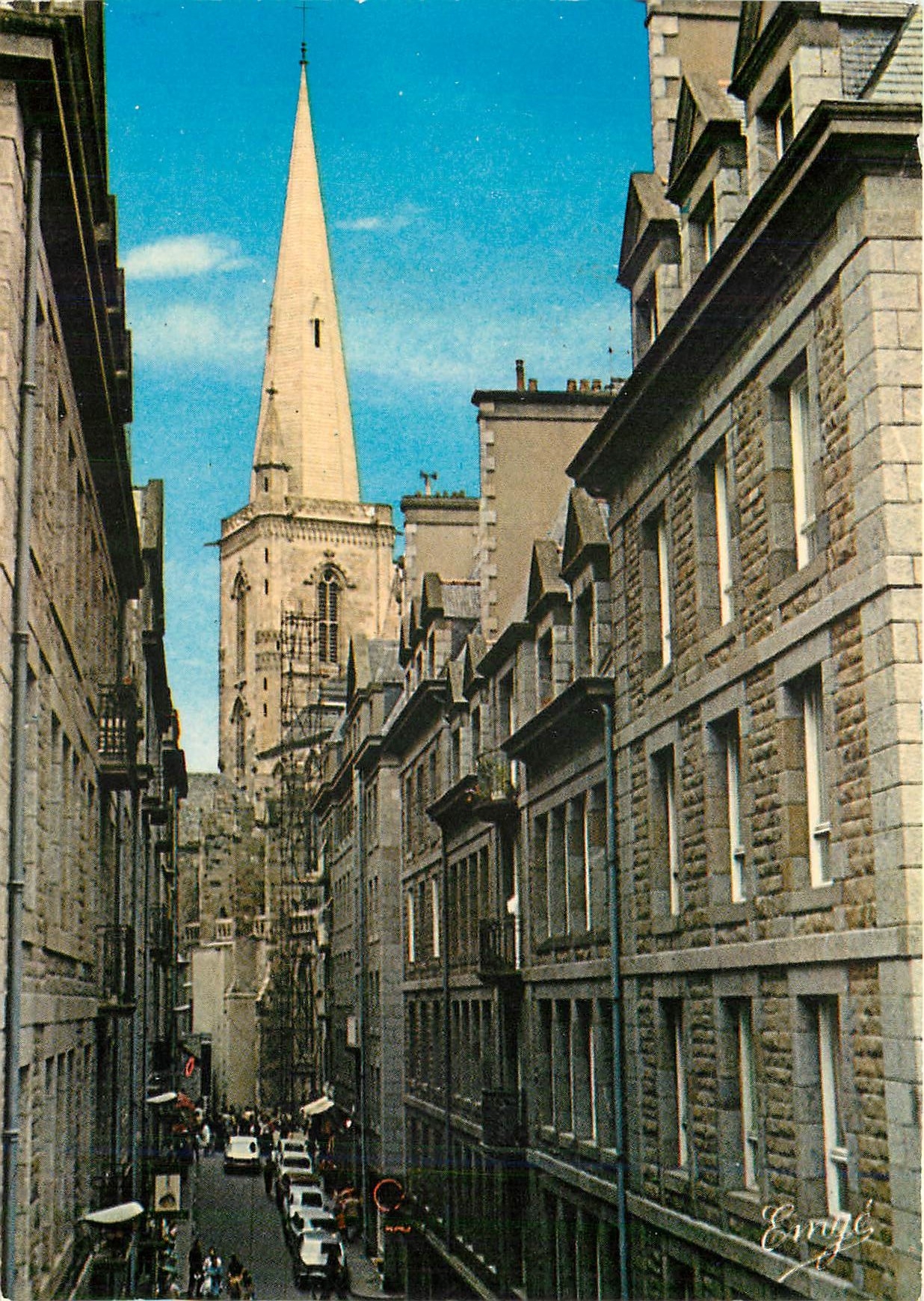 Saint-Malo — Ansicht der Intra-Muros Straße mit der Kirchturmspitze — Enrygé