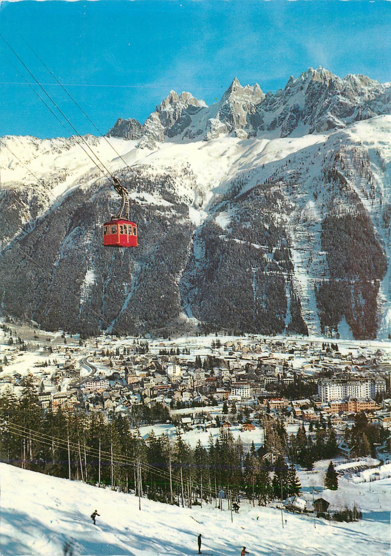 Chamonix Mont Blanc — Vue générale et Chaîne des Aiguilles, au centre, benne du téléphérique du Brévent — Éditeur CELLARD BRON