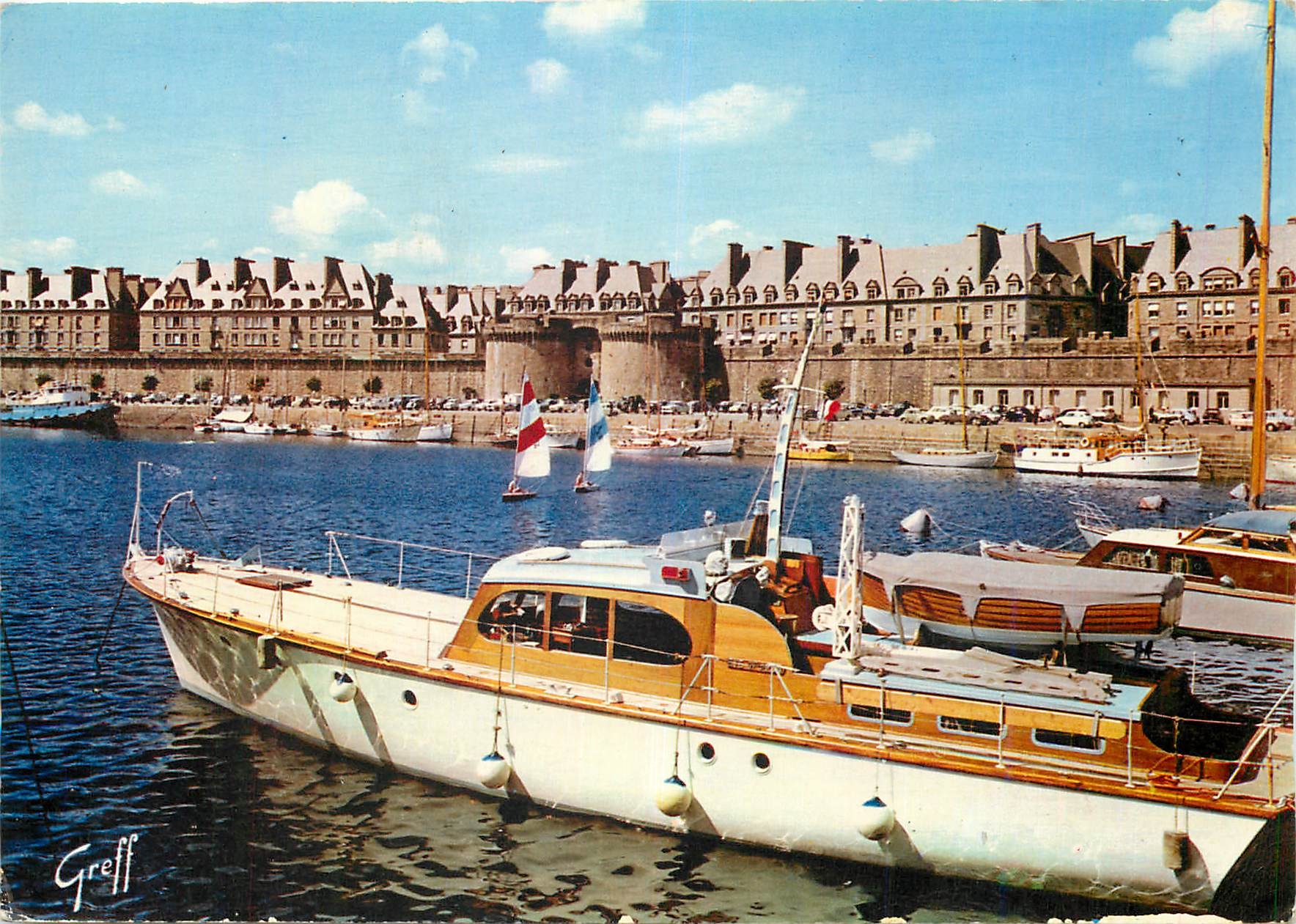 CPM En Bretagne Saint Malo Cite Corsaire La Grande Porte et le Bassin