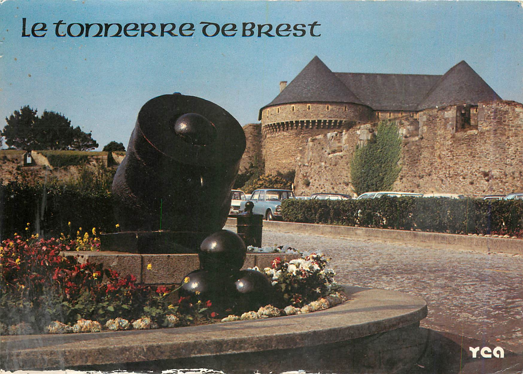 Le tonnerre de Brest — monument avec canon et château — YCA