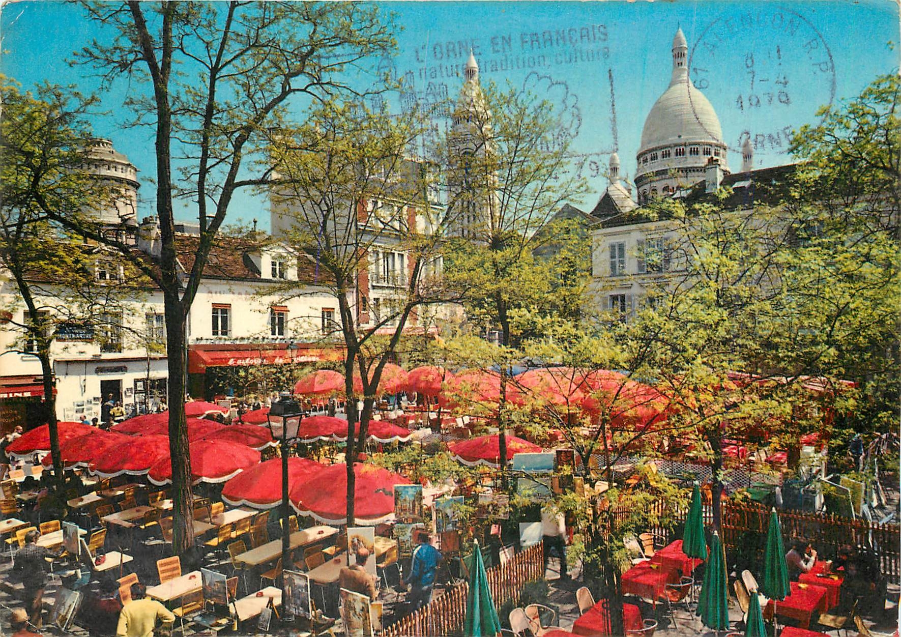 CPM Paris A Montmartre la PLace du Tertre et les coupoles du Sacres Coeur