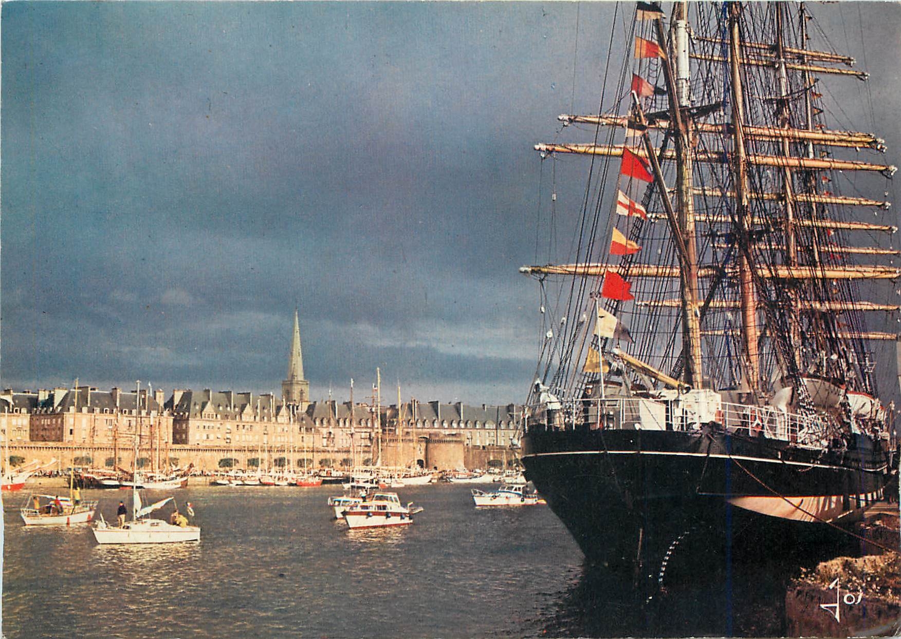 CPM La Bretagne en couleurs Saint Malo Grand Voilier dans les bassins
