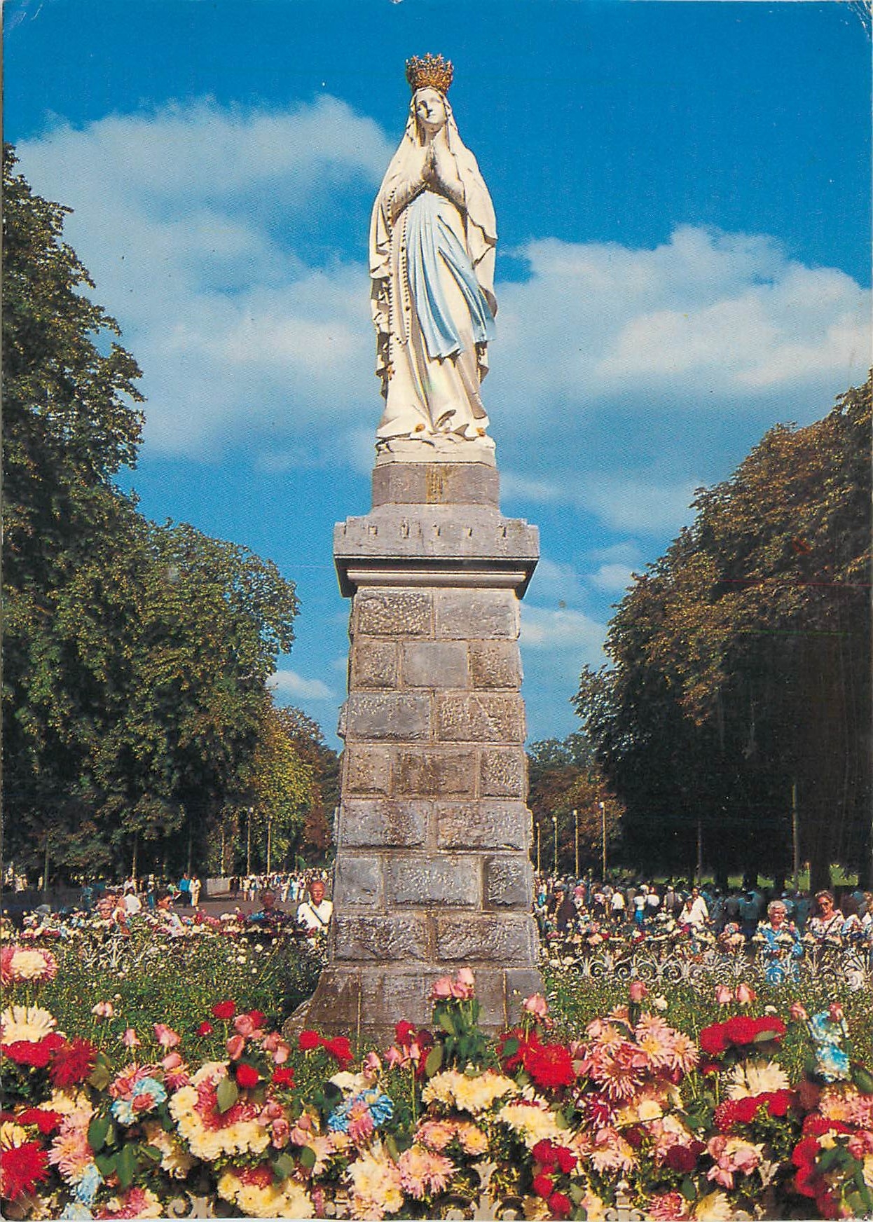 CPM Lourdes La vierge Cournonnee